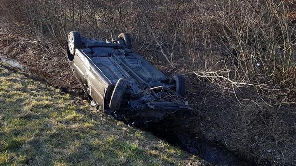 Automobiliste op de kop in een sloot bij Zwinderen