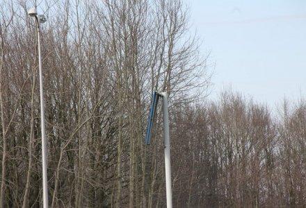 Code geel voor harde wind - verkeersbord breekt af