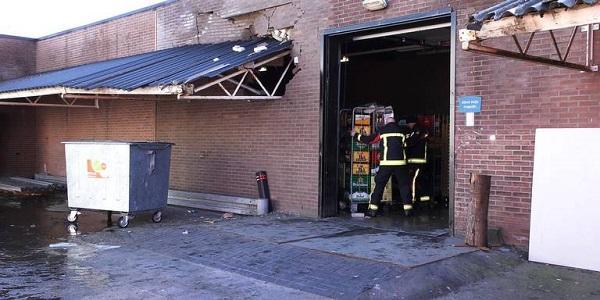 vrachtwagen rijd gat in magazijn Albert Heijn Hoogeveen