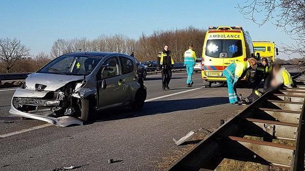 Auto knalt tegen vangrail op A28 bij Zuidwolde