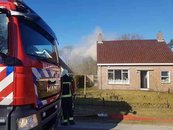 Brandweer haald hondje uit brandende woning Hooghalen