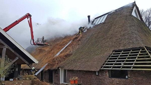 Woonboerderij Jacques Tichelaar zwaarbeschadigd door brand