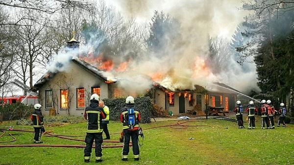 Woonboerderij Tiendeveen verwoest door brand 