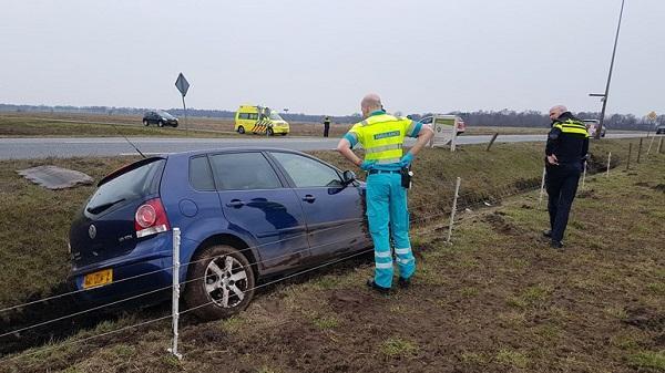 Automobilist in de sloot op de Boerdijk in Erm