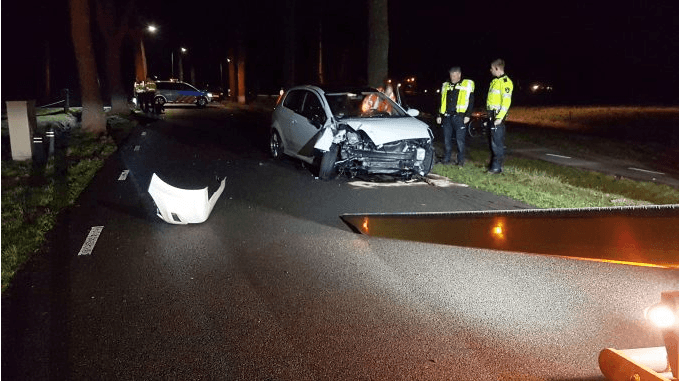 Automobilist botst tegen boom in Nieuw-Roden