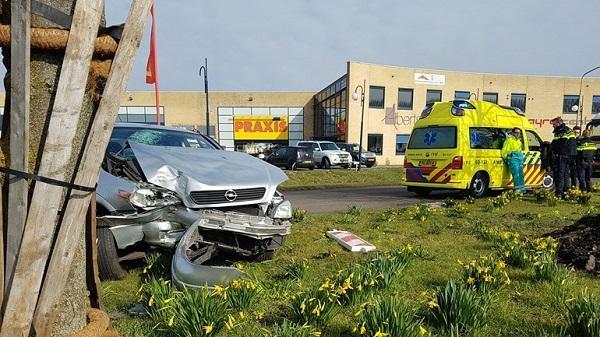 Automobilist botst tegen boom in Klazienaveen