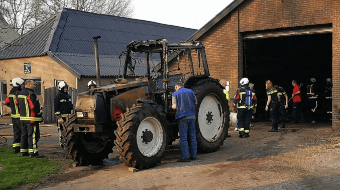 Tractor brand uit in schuur Balinge