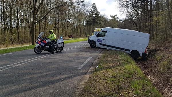 Chauffeur bedrijfsbusje raakt gewond bij Tiendeveen