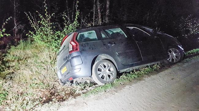 Kijken bij natuurbrand zorgt voor auto in de sloot