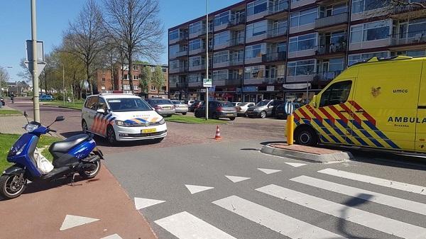 Scooterrijder botst op auto en raakt gewond