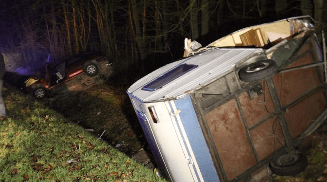 Auto en caravan belanden in greppel naast N381 bij Witteveen