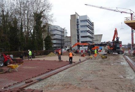 Laatste handen aan nieuwe bestrating station Assen