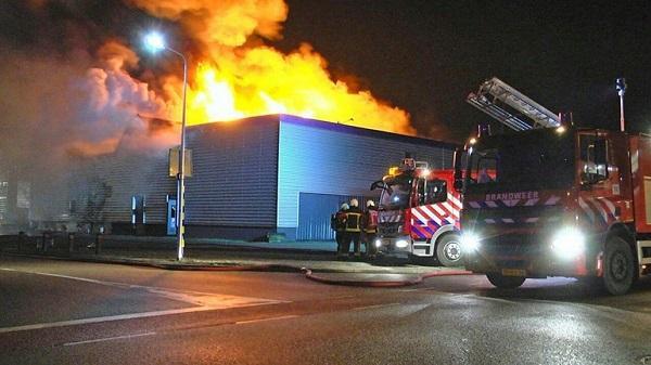 Grote brand legt kartcentrum Hoogeveen in de as