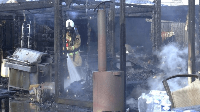 Bijkeuken en overkapping in brand in Dalen