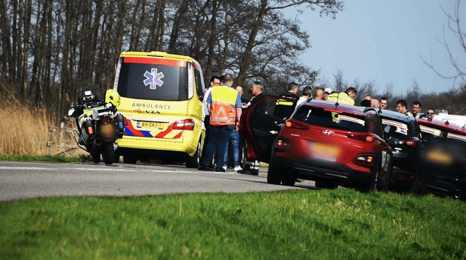 Wielerronde stilgelegd na flinke valpartij van renners