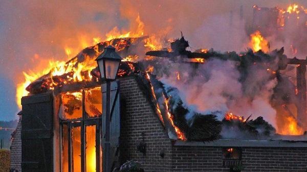 Woonboerderij brand uit na blikseminslag in Gieten