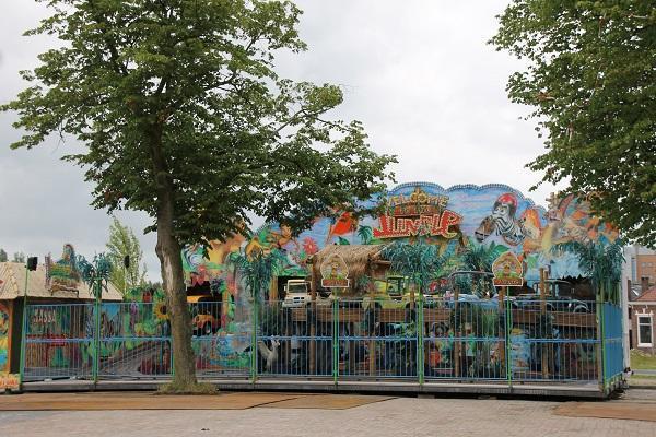 Eerst kermisattracties TT-Kermis bezig met opbouwen.