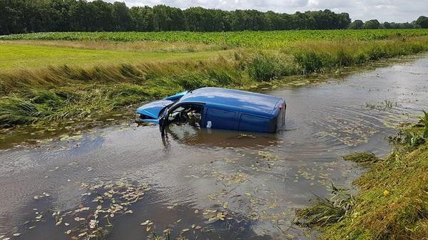 Bestelwagen te water op A28 bij De Wijk