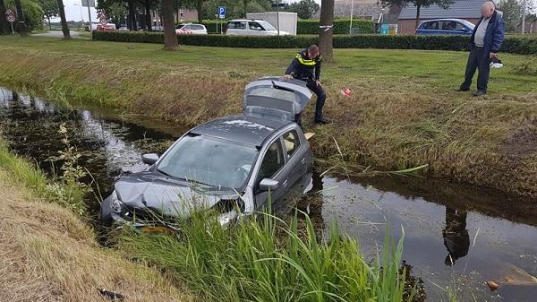 Auto rechtdoor op rotonde: 2 gewonden