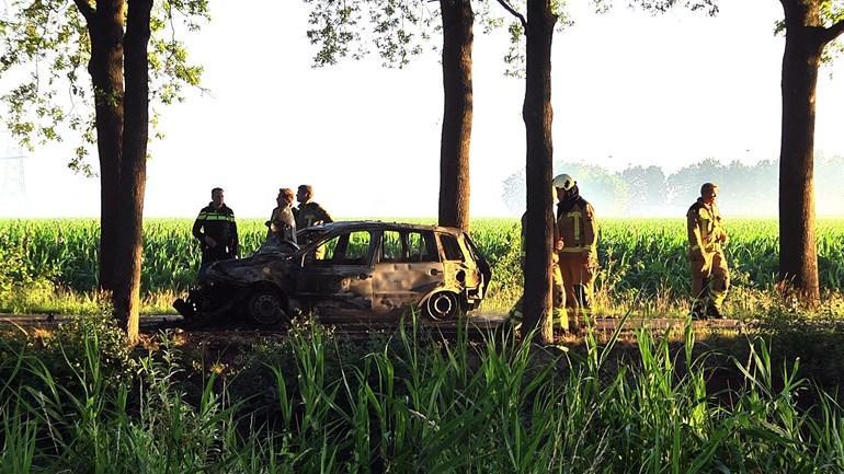 Twee gewonden bij botsing tegen boom in Dalen (Video)