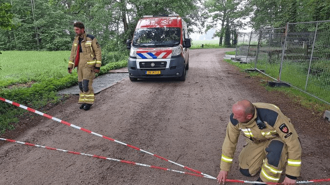 Vier agenten onwel door vaten met gevaarlijke stoffen in bos bij De Wijk