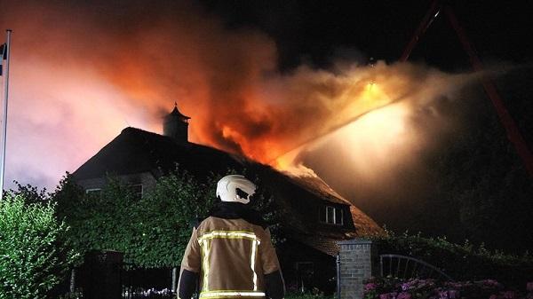 Rietgedekte woonboerderij in Nijeveen deels verwoest door brand