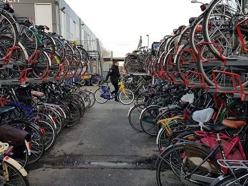 Oude tijdelijke fietsenstalling station Assen word geruimd.