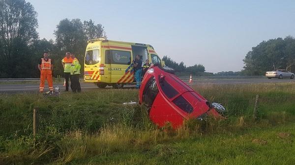 Auto in de sloot bij De Wijk