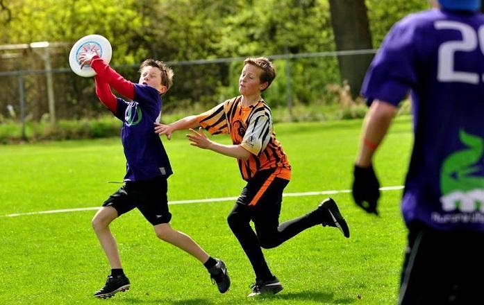 Beach Frisbee aan de Baggelhuizerplas in Assen