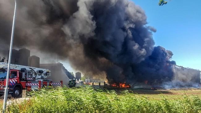 Grote brand in schuren met machines en hooi in Gieten