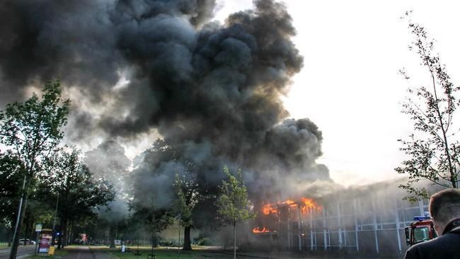 Uitslaande brand in bedrijfspand Roden