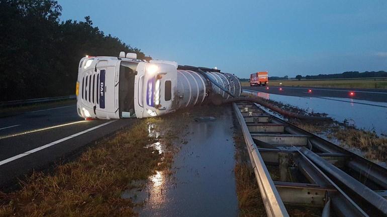 A28 bij Zuidwolde dicht door gekantelde vrachtwagen met mest (video)