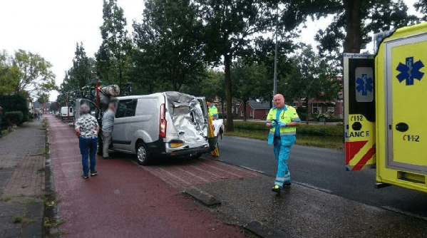 Landbouwvoertuig knalt achter in rolstoelbus