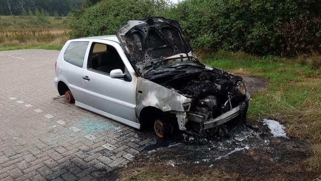 Auto brandt uit in Rolde