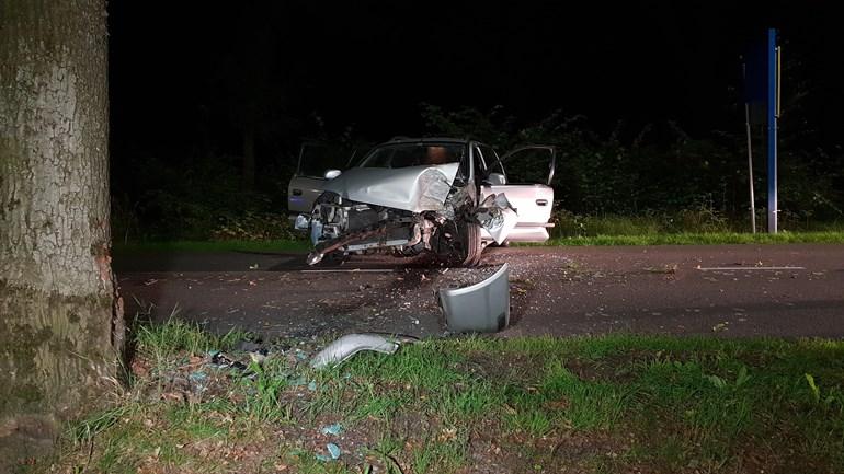 Automobiliste gewond bij botsing tegen boom