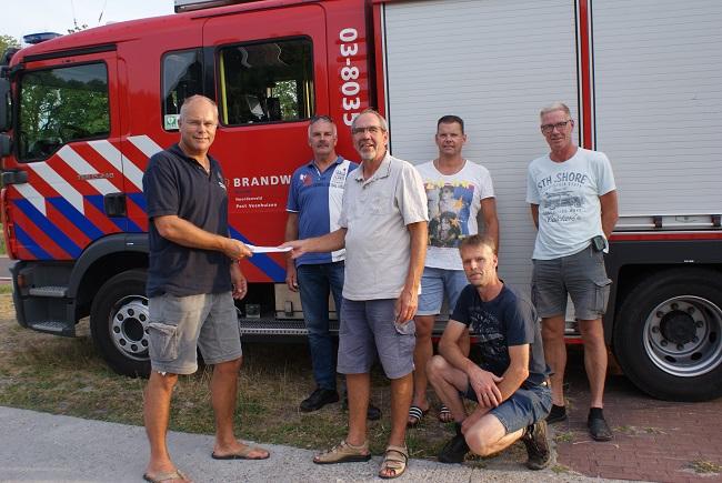 Brandweer Veenhuizen schenkt geld voor nieuwe duikplank