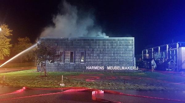 Veel rook bij uitslaande brand meubelmakerij