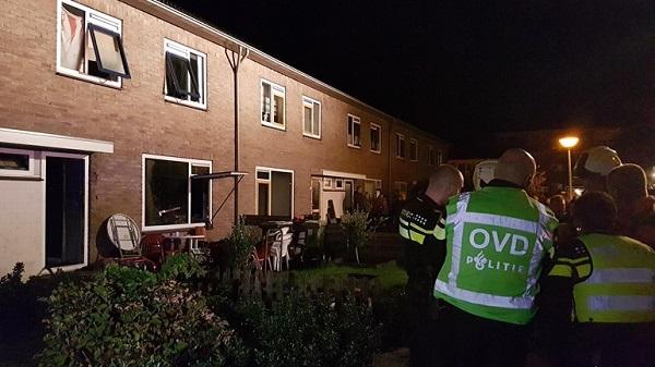 Woonkamer uitgebrand; brandweer weet overslag te voorkomen