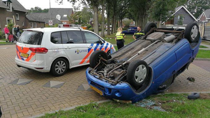 Auto op zijn kop na aanrijding in Borger