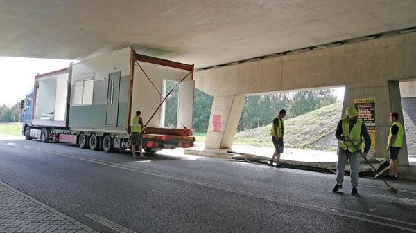 Foutje bedankt! vrachtwagen met woonunits vast onder viaduct