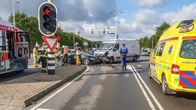 Auto en busje botsen op Europaweg in Assen