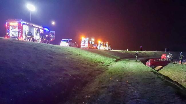 Auto hard de sloot in bij oprit N381 in Hoogersmilde