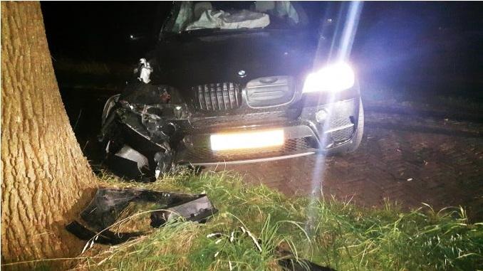 Auto tegen boom in Dwingeloo (video)