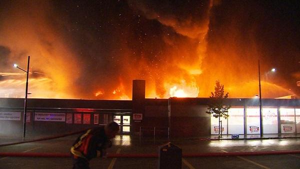 Grote brand verwoest winkelcentrum; 85 bewoners ontruimd