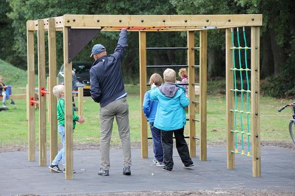 Nieuwe speeltoestellen en burendag Lariks Assen goed bezocht (video)