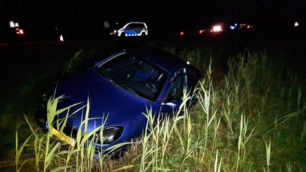 Auto raakt van de snelweg, bestuurder ongedeerd