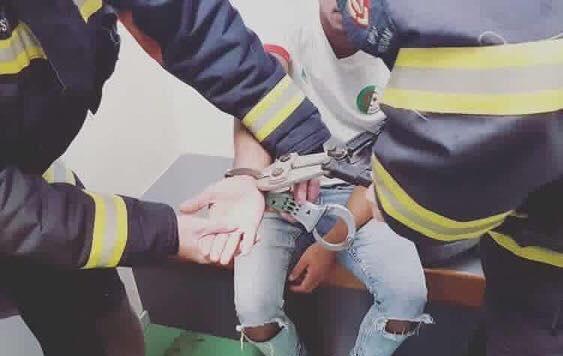 Politie krijgt handboeien arrestant niet los; brandweer verleent assistentie