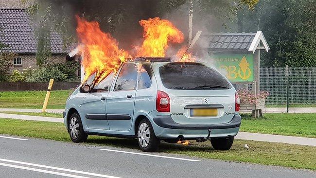 Brand verwoest auto in Rhee