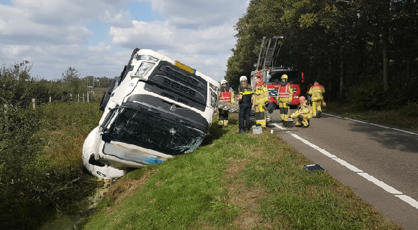 Tankwagen met melk in de sloot; bestuurder gewond