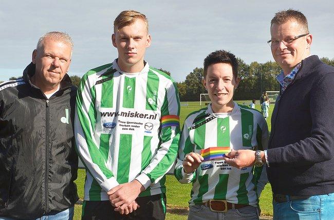 V.V. Drenthina ontvangt aanvoerdersbanden met regenboogprint